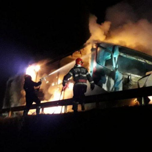 Incendiu devastator la un autotren în Butoiesti, o persoană găsită decedată