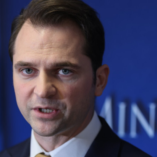 Ridicarea plafonului de preț la energie de la 1 iulie poate duce la creșterea prețurilor, avertizează ministrul Energiei, Sebastian Burduja, care recomandă prudență. Potrivit acestuia, panica creată nu face bine nimănui și stimulează speculațiile pe piața energiei, ceea ce ar putea duce la costuri tot mai mari pentru consumatori.