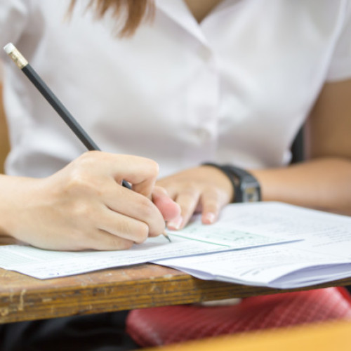Elevii din minoritățile naționale vor susține, luni, proba scrisă la Limba și literatura maternă, în prima sesiune a examenului național de Bacalaureat, potrivit calendarului aprobat de Ministerul Educației. Subiectele și baremul de corectare vor fi publicate pe site-ul edu.ro și vor putea fi consultate și pe digi24.ro, conform informațiilor furnizate de sursă.