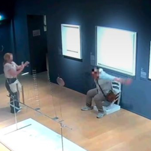 Turist care a distrus o operă de artă într-un muzeu din Verona, identificat ulterior, a fost filmat de camerele de supraveghere și imagini virale pe rețelele sociale. Incidentul a avut loc la Muzeul Palazzo Maffei, situat în orașul Verona, cunoscut pentru expoziții din Antichitate până în zilele noastre.