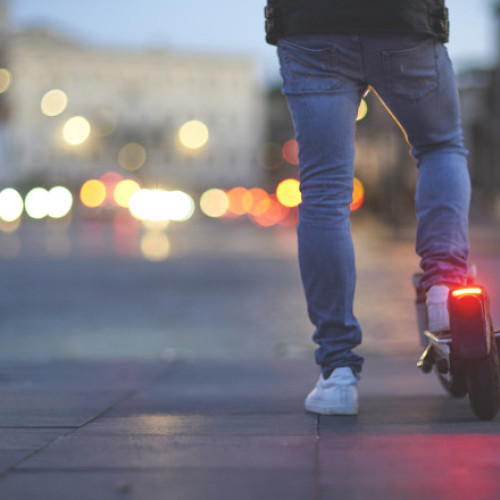 Tinerii riscă vieți din cauza inconstienței la plimbările cu trotinete electrice