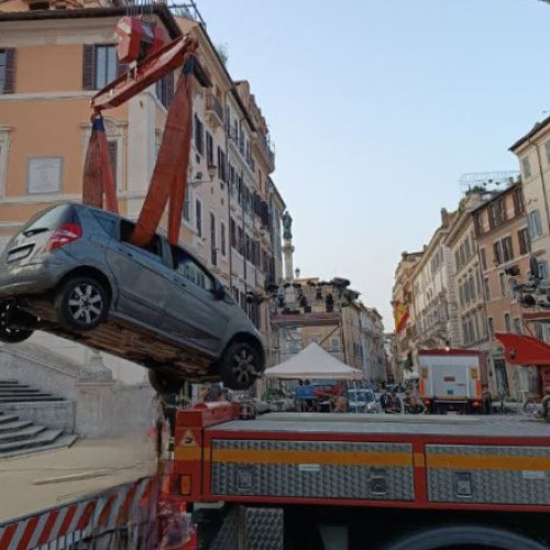 bărbat de 80 de ani rămâne blocat cu mașina pe treptele spaniole din roma