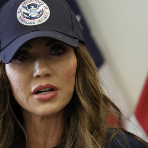 Kristi Noem, secretar pentru securitate internă, a fost transportată de urgență la spital din Washington DC, după ce a avut o reacție alergică, anunță Departamentul pentru Securitate Internă. Potrivit purtătoarei de cuvânt a DHS, Tricia McLaughlin, &quot;Secretarul Noem a avut o reacție alergică astăzi. Ea a fost transportată la spital din prudenta. Ea este alertă și se recuperează.&quot; Nu au fost furnizate alte detalii despre situație.