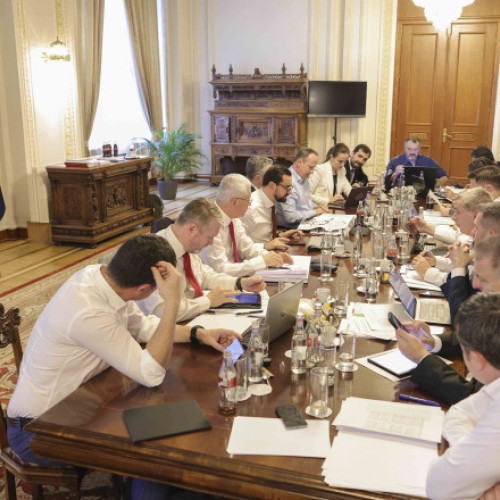 Liderii PSD, PNL, USR și UDMR se întâlnesc astăzi la Palatul Cotroceni pentru discuții cu Nicușor Dan, după încheierea negocierilor de la Guvern, potrivit surselor politice citate de digi24.ro. Discuțiile sunt tensionate, mai ales fiindcă UDMR a amenințat că ar putea părăsi negocierile de ultim moment pentru formarea noului guvern.