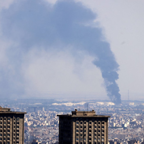 Israelul a intensificat bombardamentele asupra Iranului pentru a șaptea noapte consecutiv, într-un efort de a-și impede programul nuclear, relatează digi24.ro. Potrivit sursei, Ministerul israelian al Apărării a anunțat că a urmărit mai multe ținte în Iran, inclusiv instalații nucleare și sediile de securitate.
