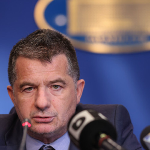 Traian Preoteasa, directorul CFR Călători, susține că are venituri lunare de peste 11.000 de euro, fapt care a stârnit controverse. Într-o conferință de presă, el a explicat modul în care își achită apartamentele din Dubai și din România, precum și modul în care își gestionează finanțele. Potrivit lui, în total are venituri din salarii, chirii și alte surse care se ridică la această sumă.
