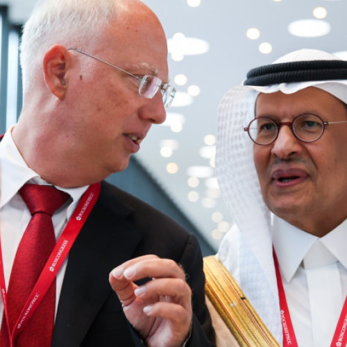 Rusia, SUA și Arabia Saudită ar putea colabora pentru a stabiliza piețele de petrol, a declarat pentru Reuters Kiril Dmitriev, șeful Fondului suveran de investiții al Rusiei. Potrivit acestuia, dacă va fi necesar, aceste țări pot acționa împreună în acest scop. Prețurile petrolului au crescut joi, în contextul în care Israelul a anunțat că a atacat instalațiile nucleare iraniene din Natanz și Arak, noaptea trecută, alimentând temeri privind un conflict mai amplu în Orientul Mijlociu, care ar putea perturba livrările de titei.