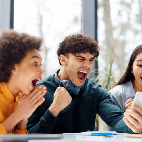 Rezultatele bacalaureatului 2025 vor fi publicate vineri, 20 iunie, pe site-ul oficial bacalaureat.edu.ro și la avizierele centrelor de examen, anunță Ministerul Educației. Primele rezultate, înainte de contestare, vor fi afișate până la ora 12:00 și vor fi disponibile în format anonim, fiecare candidat fiind identificat doar printr-un cod unic primit la prima probă scrisă, conform digi24.ro.