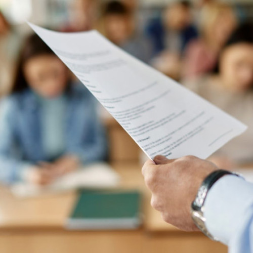 Rata de promovare a examenului de bacalaureat 2025 a fost de 74,3%, mai mică decât în anul anterior, când a fost de 76,4%, anunță Ministerul Educației, odată cu publicarea rezultatelor. Potrivit digi24.ro, 24 de candidați au încheiat probele scrise cu media 10, iar un candidat a susținut probele în sesiunea specială.