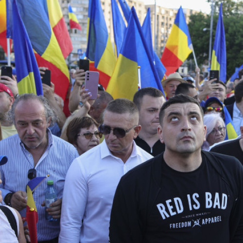 Video&Foto Câteva sute de persoane și George Simion au protestat în Piața Victoriei împotriva „austerității”. Manifestații AUR și în alte orașe