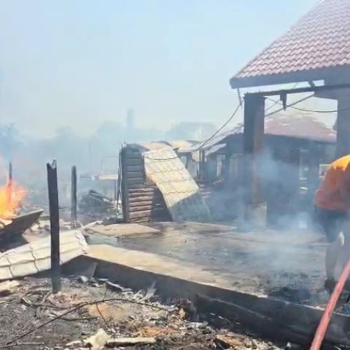 O casă și o anexă gospodărească, cuprinse de flăcări! Incendiul a pornit la vegetația uscată.