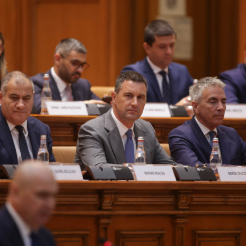 Noul Guvern, învestit de Parlament. Cabinetul Bolojan a obținut 301 voturi pentru și 9 împotrivă. AUR a părăsit sala înaintea votului