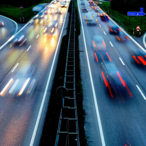 Șofer prins cu 320 km/h, o viteză de aproape trei ori mai mare decât limita impusă, pe o autostradă din Germania. Cum a fost sancționat