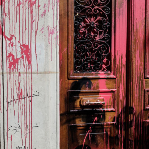 Foto Sediul companiei aeriene naționale israeliene de la Paris, vandalizat. „Când Macron anunţă cadouri Hamasului, acesta e rezultatul”
