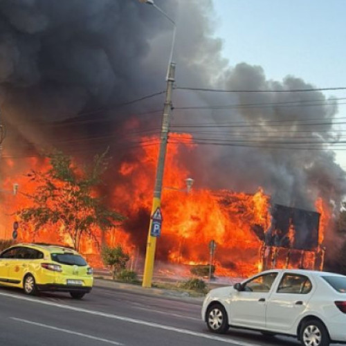 Video Incendiu puternic în Mamaia. Arde un fost club