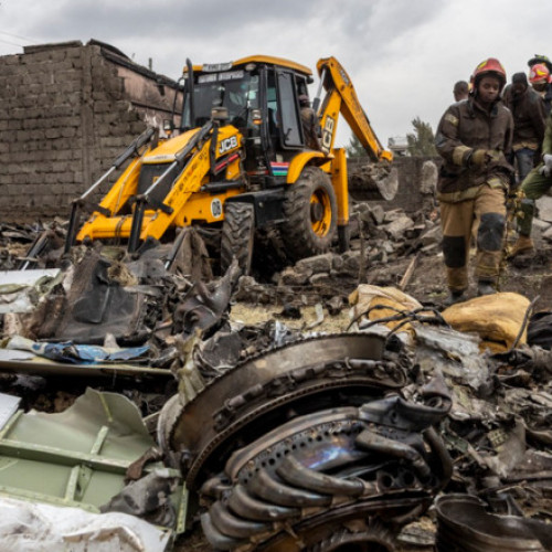 Cel puţin șase morţi după ce un avion s-a prăbuşit într-o zonă de case de la periferia orașului Nairobi, Kenya