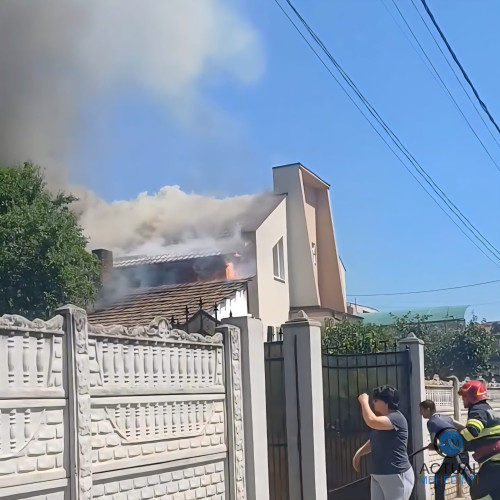 Două imobile din Strehaia, cuprinse de flăcări! O casă și o biserică, afectate de incendiu!