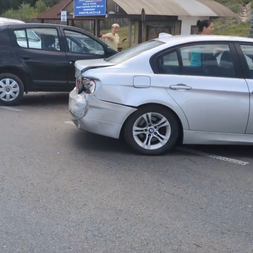 Accident produs pe DN67, în Meriș! Impact între două autoturisme!