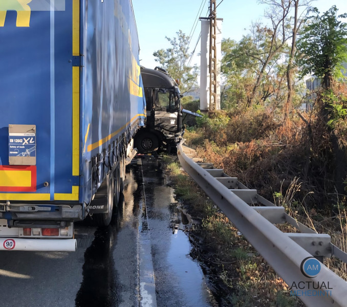 Accident rutier pe DN6 la intrarea în Orșova, între două autotrenuri