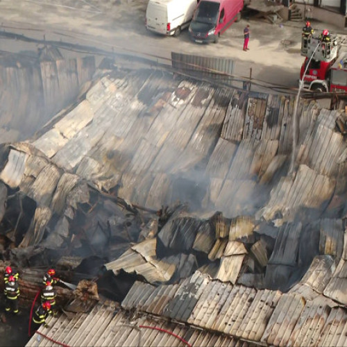 Incendiu puternic în Sector 2: pompierii continuă intervenția după ce flăcările au distrus 7.000 mp