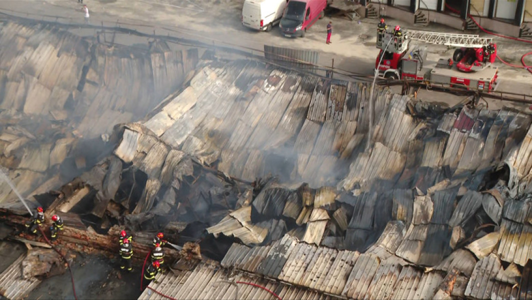 Incendiu puternic în Sector 2: pompierii continuă intervenția după ce flăcările au distrus 7.000 mp