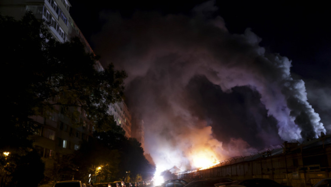 Incendiul de la depozitul din sectorul 2 al Capitalei a fost stins de pompieri