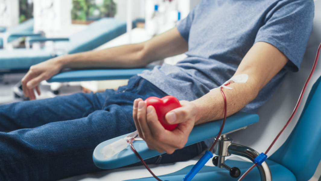 Donatorii de sânge din România primesc facilități și bonuri de masă în 2024