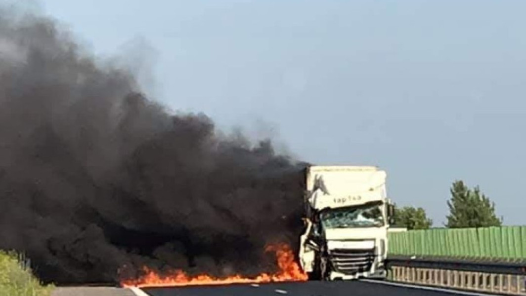 Incendiu la un camion pe autostrada A2, traficul deviat în apropiere de Murfatlar