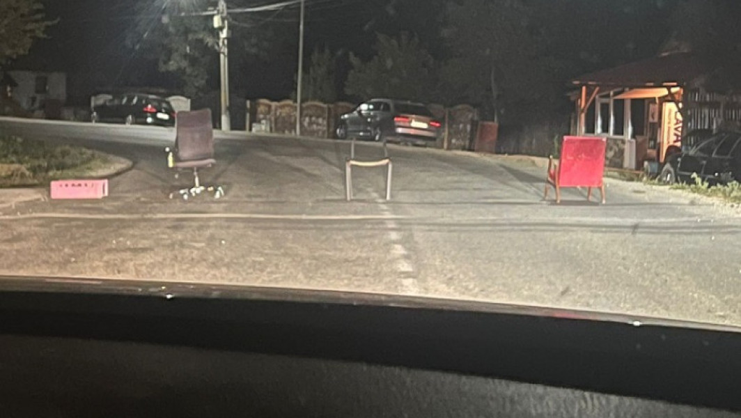 Trei scaune blochează un drum județean din Prahova, poliția investighează incidentul