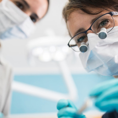 Tot mai puțini români merg la dentist, de multe ori doar când au dureri