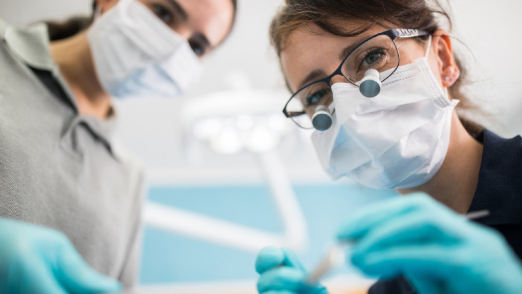 Tot mai puțini români merg la dentist, de multe ori doar când au dureri