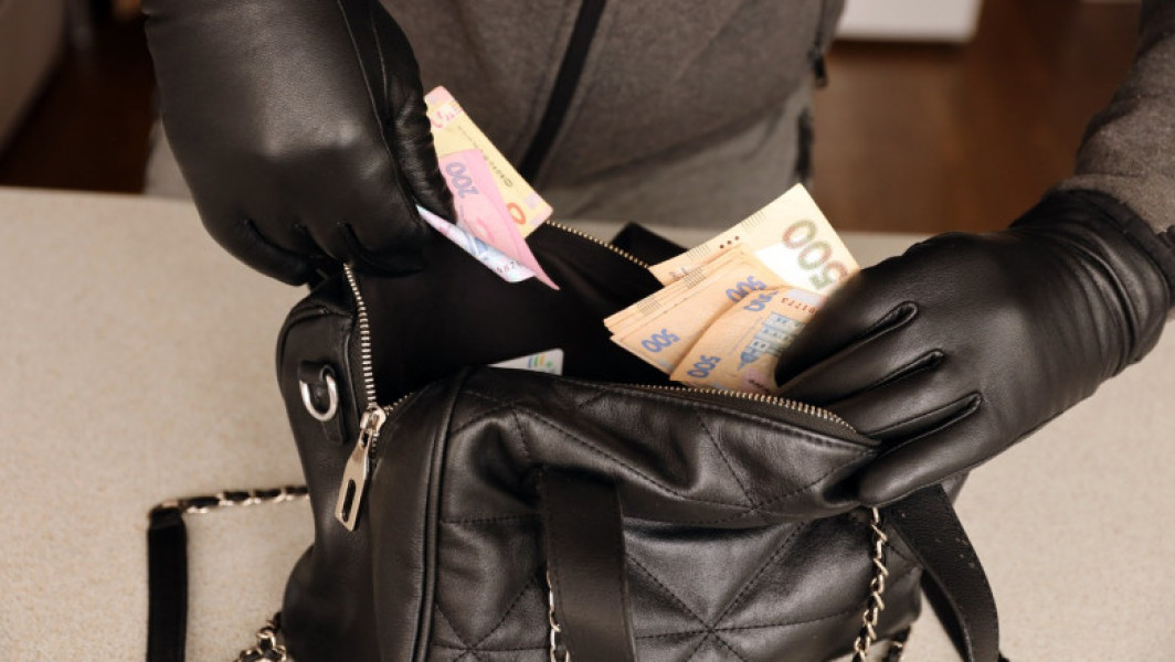 Femeie din Timiș jefuită de 50.000 euro și bijuterii, cinci persoane arestate