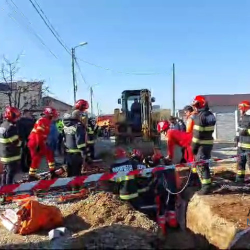 Pompierii din Orșova acționează pentru salvarea unei persoane prinsă sub un mal de pământ
