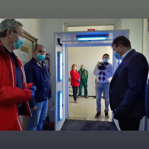 Spitalul din Drobeta Turnu Severin primește donație generoasă pentru un tunel dezinfectant nou - Personalul medical este mai bine protejat împotriva COVID-19