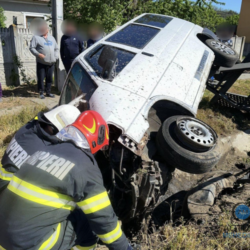 Accident grav în Ciochiuța: Un microbuz a părăsit drumul și s-a răsturnat!