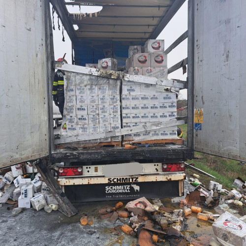 Camion ars complet pe DN6 in Ciochiuta, autoritatile ancheteaza