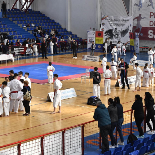 Sportivilor din Mehedinți li se acordă premii pentru realizările lor în cadrul Campionatului European de Karate