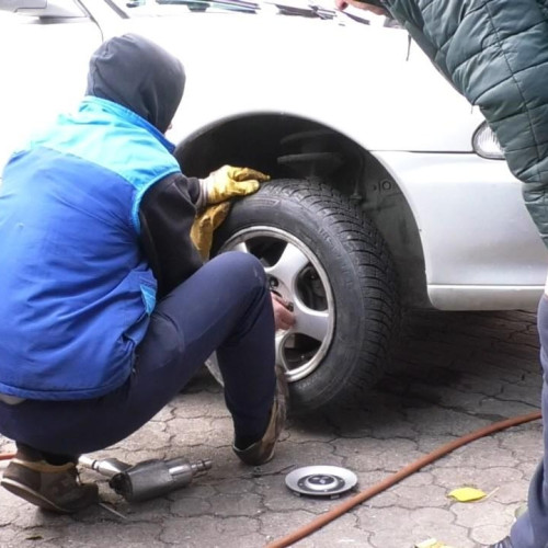 Cozi la vulcanizări în Severin pentru schimbarea anvelopelor de iarnă