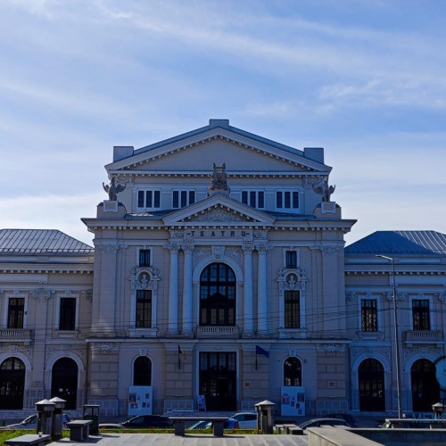 Grifonii de bronz ai Palatului Culturii din Drobeta Turnu Severin, restaurați de o echipă condusă de Emilian Popescu, în urma celor 100 de ani împliniți. Costurile suportate de o firmă de asigurări.