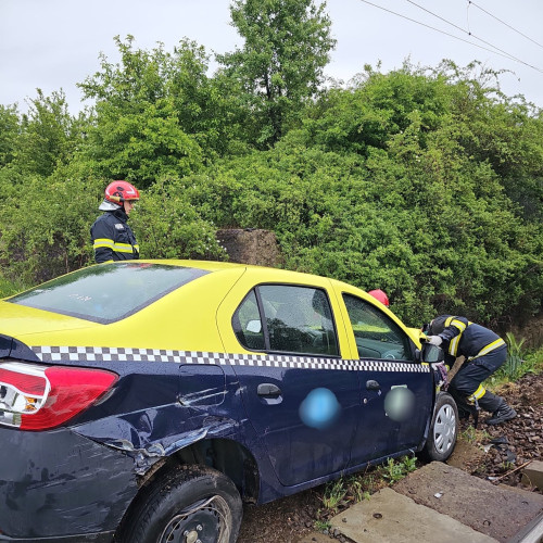 Autoturism distrus de tren în Prunișor, două echipaje de urgență la fața locului