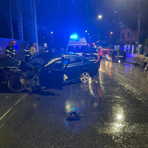 ȘOFER BEȚIV PROVOACĂ ACCIDENT. MAȘINA DE TIP AUTOTURISM LOVEȘTE STÂLP ȘI PROVOACĂ PĂRȚI DIN MOTOR SĂ RICOȘEZE ÎN DOUĂ MAȘINI PARCATE LA CICERO, DROBETA TURNU SEVERIN