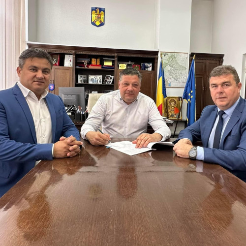 Primarul Marius Vâșcă semnează contract pentru investiții în comuna Eșelnița: asfaltarea străzii Salcâmilor cu fonduri guvernamentale