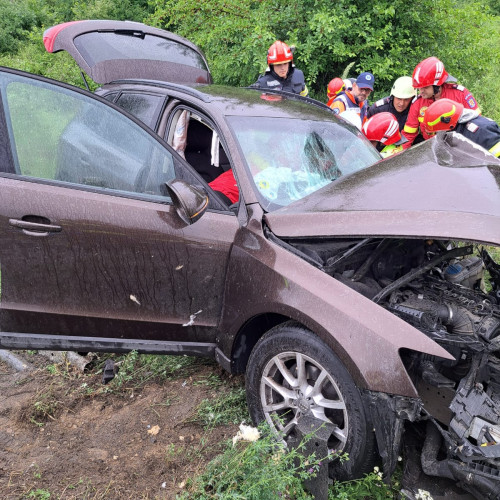 Persoană blocată după accident la ieșirea din Orșova, intervenție de salvare de urgență necesară