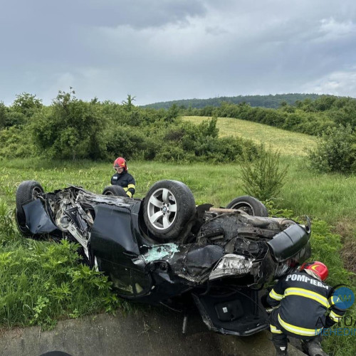 Accident în Ciochiuța cu pagube însemnate! Mașina s-a răsturnat în șanț, patru victime evacuate de pompieri.