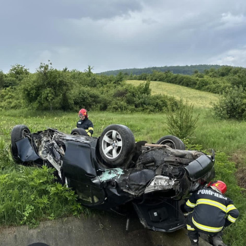 AUTOTURISM RĂSTURNAT PE DN6, DOUĂ VICTIME AU FOST TRANSPORTATE LA SPITAL