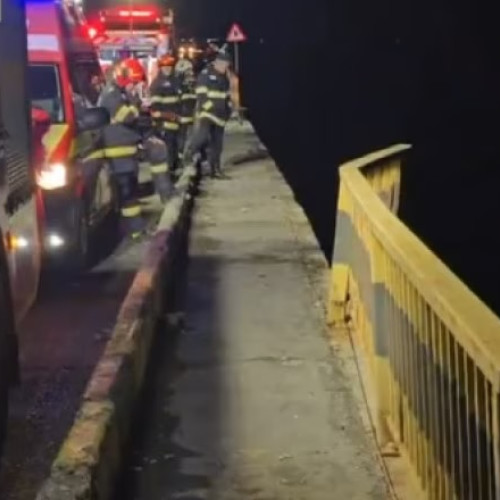 UN TIR A CĂZUT ÎN DUNĂRE DE PE VIADUCTUL BAHNA. ȘOFERUL, SCOS DIN APĂ DE SCAFANDRI, DUPĂ ORE DE CĂUTĂRI