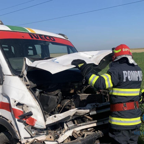 Accident rutier între o autoutilitară și o căruță pe DJ 562B