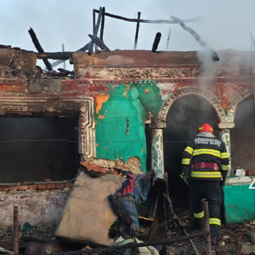 Incendiu la o casa din Bistrita stins de pompieri