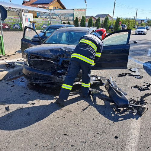 Accident grav pe Calea Cernetiului: Cinci răniți în urma coliziunii dintre trei autoturisme